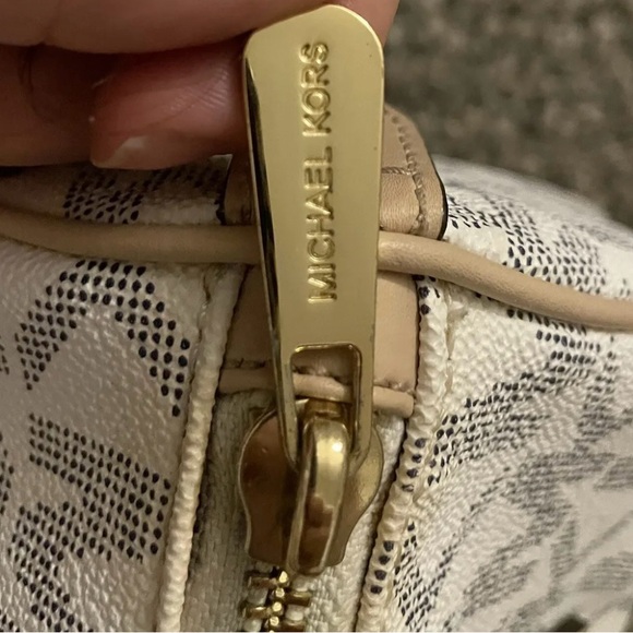 GENTLY USED MICHAEL KORS SIGNATURE GRAYSON SATCHEL HANDBAG - Picture 5 of 8